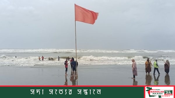 উত্তাল বঙ্গোপসাগর কিংবা তীরের কাছাকাছি নোঙর করে রাখা মাছ ধরার ট্রলার।