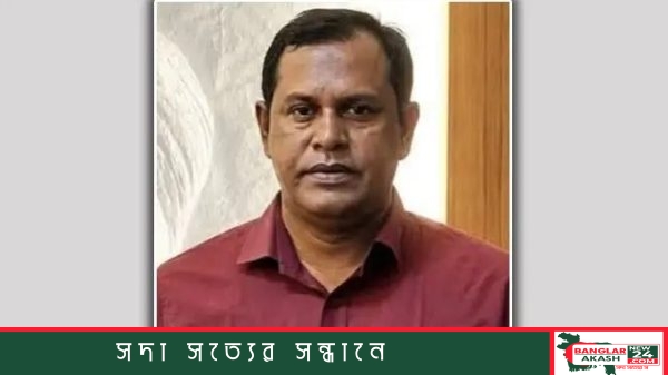 পুলিশ হেফাজতে দাঁড়িয়ে থাকা গ্রেপ্তারকৃত সাবেক ইউপি চেয়ারম্যান এস এম ফারুক হোসেন।
