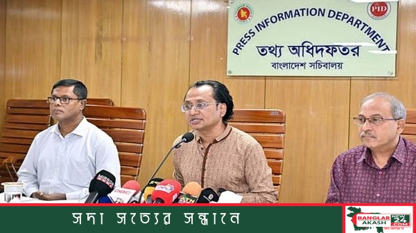 সংবাদ সম্মেলনে কথা বলছেন প্রধানমন্ত্রীর তথ্য ও সম্প্রচার উপদেষ্টা জাহেদ উর রহমান।