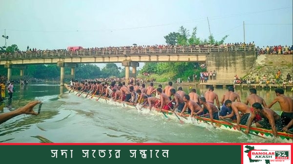 ঘাঘট নদীতে ঐতিহ্যবাহী নৌকা বাইচ প্রতিযোগিতায় মাঝিদের ছন্দবদ্ধ বৈঠার টান