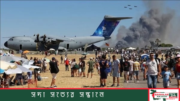 গ্রিসে প্রদর্শনী চলাকালে এফ-৪ ফ্যান্টম যুদ্ধবিমান বিধ্বস্ত হয়ে ধোঁয়া ওঠার দৃশ্য