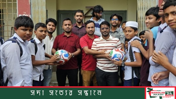 লক্ষ্মীপুর আদর্শ সামাদ সরকারি উচ্চ বিদ্যালয়ে শিক্ষার্থীদের হাতে ফুটবল তুলে দিচ্ছেন জেলা ছাত্রদলের নেতারা।