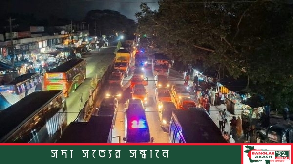 রাত ও বিকেলের আলোয় ঢাকা-চট্টগ্রাম মহাসড়কে আটকে থাকা বাসের দীর্ঘ সারি।