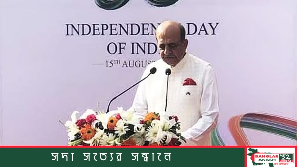 ঢাকায় ভারতীয় হাইকমিশনে স্বাধীনতা দিবসের অনুষ্ঠানে বক্তব্য রাখছেন ভারতীয় হাইকমিশনার দীনেশ ত্রিবেদী।