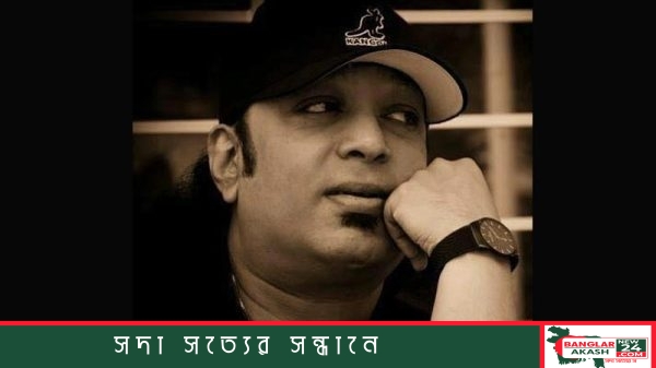 মঞ্চে রূপালী গিটার হাতে গান গাইছেন ব্যান্ড কিংবদন্তী আইয়ুব বাচ্চু।