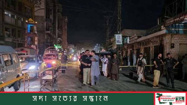 পাকিস্তানের সোয়াত উপত্যকার কাবাল থানার সামনে আত্মঘাতী বোমা হামলার পর উদ্ধারকাজের ছবি