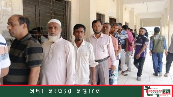 ব্রাহ্মণবাড়িয়ার দেবগ্রাম কেন্দ্রে শৃঙ্খলভাবে লাইনে দাঁড়িয়ে সাধারণ মানুষের ভোট দেওয়ার দৃশ্য।