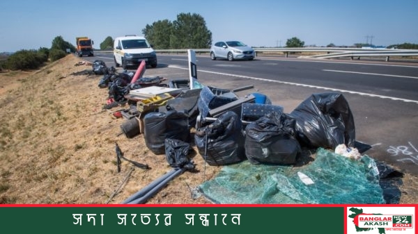 হাঙ্গেরির এম-৩ মহাসড়কে খাদে উল্টে পড়ে থাকা ধ্বংসপ্রাপ্ত পোলিশ পর্যটকবাহী বাস এবং দুর্ঘটনাস্থলে ফায়ার সার্ভিস ও উদ্ধারকর্মীদের উদ্ধার অভিযান।