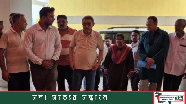 ঝিনাইদহের একটি উপজেলা স্বাস্থ্য কমপ্লেক্স আকস্মিক পরিদর্শনের সময় রোগীদের চিকিৎসা সেবার খোঁজ নিচ্ছেন এবং কর্মকর্তা-চিকিৎসকদের সঙ্গে কথা বলছেন স্বাস্থ্যমন্ত্রী সরদার মো. সাখাওয়াত হোসেন বকুল।