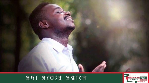 টেবিলে রাখা খোলা পবিত্র কোরআনের পৃষ্ঠা