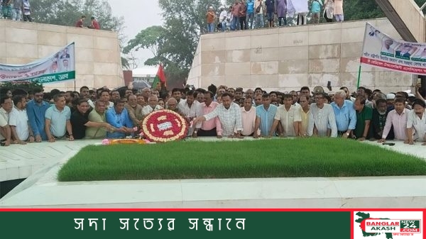রাজধানীর শেরেবাংলা নগরে জিয়াউর রহমান ও খালেদা জিয়ার সমাধিতে পুষ্পস্তবক অর্পণ করছেন বিএনপির চার নতুন স্থায়ী কমিটির সদস্য