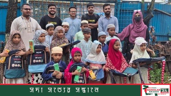 চট্টগ্রাম বিশ্ববিদ্যালয়ের সামাজিক সংগঠন এক টাকায় শিক্ষার সদস্যদের হাত থেকে শিক্ষা উপকরণ গ্রহণ করছে শিক্ষার্থীরা