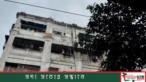 কলকাতার মির্জা গালিব স্ট্রিটের আগুনে ক্ষতিগ্রস্ত শিখা ইন হোটেল ভবন