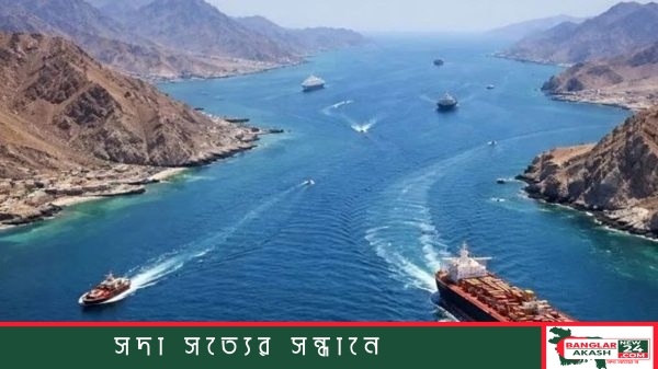 সমুদ্রের ওপর দিয়ে সারিবদ্ধভাবে অতিক্রম করা কয়েকটি বিশালাকার তেলবাহী ট্যাংকার ও মালবাহী জাহাজের দৃশ্য, যা হরমুজ প্রণালির নতুন নৌ-করিডোর নির্দেশ করছে।