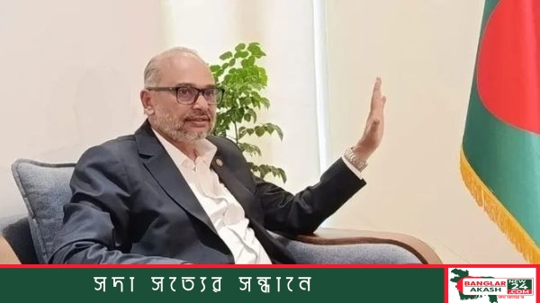 সচিবালয়ে সাংবাদিকদের সঙ্গে কথা বলছেন প্রধানমন্ত্রীর অর্থ ও পরিকল্পনা বিষয়ক উপদেষ্টা ড. রাশেদ আল মাহমুদ তিতুমীর; পেছনে দেশের জ্বালানি খাতের অবকাঠামোর একটি প্রতীকী চিত্র।