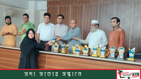 কক্সবাজার ইন্টারন্যাশনাল ইউনিভার্সিটির অডিটোরিয়ামে ভর্তি মেলার সমাপনী অনুষ্ঠানে বিজয়ী শিক্ষার্থীদের হাতে ক্রেস্ট তুলে দিচ্ছেন বিশ্ববিদ্যালয়ের ডিন ও অন্যান্য অতিথিরা।