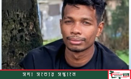 র‍্যাব সদস্যদের মাঝখানে হাতকড়া পরা অবস্থায় দাঁড়িয়ে থাকা গ্রেপ্তারকৃত আসামি সাইফি এবং তাঁর সামনে টেবিলে রাখা উদ্ধারকৃত শটগান, রিভলভার ও চাপাতি।