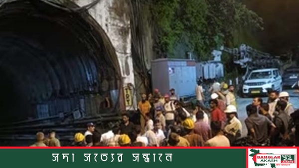 উত্তরাখণ্ডের চামোলিতে ধসে পড়া সুড়ঙ্গের মুখে উদ্ধারকর্মীদের তৎপরতার দৃশ্য।