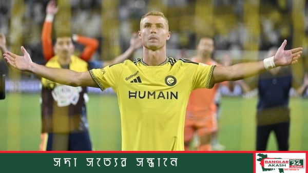 আল তাওয়ুনের বিরুদ্ধে জয়সূচক গোল করার পর আল আউয়াল পার্ক মাঠে দু হাত ছড়িয়ে নিজস্ব স্টাইলে গোল উদযাপন করছেন রোনালদো।
