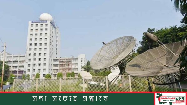 কালো মেঘে ঢাকা রাজধানীর আকাশ এবং বাতাসে হেলে পড়া গাছের দৃশ্য।
