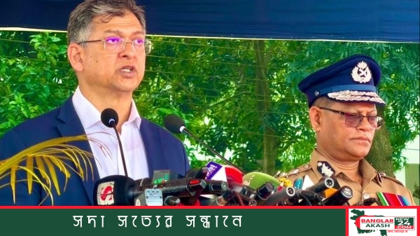 কৃতি শিক্ষানবিশ সহকারী পুলিশ সুপারের হাতে সম্মাননা স্মারক তুলে দিচ্ছেন স্বরাষ্ট্রমন্ত্রী।