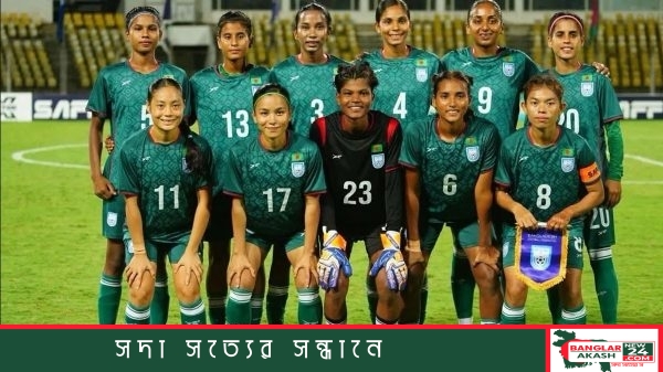 এশিয়ান গেমসে অংশ নিতে যাওয়া বাংলাদেশ নারী ফুটবল দলের খেলোয়াড়েরা।