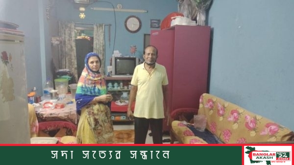 ঝালকাঠির নলছিটির হাইস্কুল সড়কের ‘স্বর্ণা ভিলা’ ভবন, যেখানে তালা ভেঙে দুটি ফ্ল্যাটে চুরি ও নগদ টাকা-স্বর্ণালঙ্কার লুটের ঘটনার পর তদন্তে গৃহবধূর ঘরের মেঝেতে রক্তের দাগ দেখা যাচ্ছে।