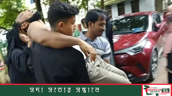 রায়পুর উপজেলা স্বাস্থ্য কমপ্লেক্সে বিবাদের পর চিকিৎসা নিচ্ছেন আহত এক ব্যক্তি।