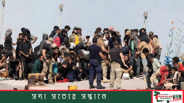 ভূমধ্যসাগরে কাঠ বা রাবারের ডিঙি নৌকায় আসা অভিবাসীদের উদ্ধার করছে গ্রিক কোস্টগার্ড।