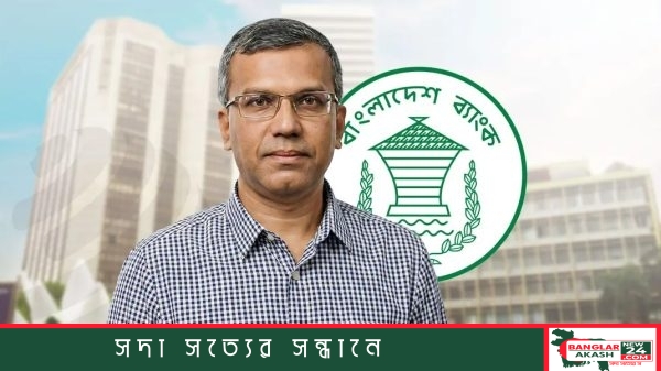 চট্টগ্রামের ঐতিহ্যবাহী গণি বেকারির সামনে বাংলা কিউআর প্রচারণার দৃশ্য।