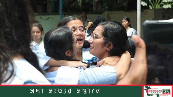 এসএসসি পরীক্ষায় কৃতকার্য হয়ে বিদ্যালয় প্রাঙ্গণে আনন্দ-উল্লাসে মেতে উঠেছে শিক্ষার্থীরা।