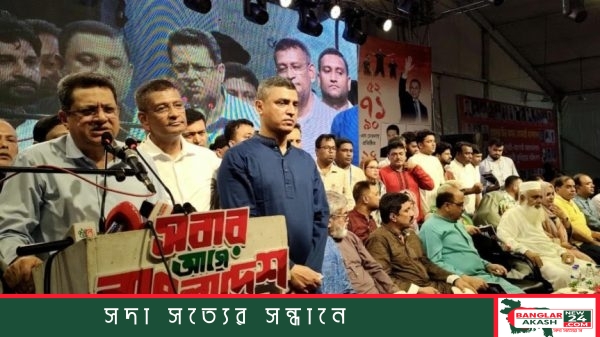 "কুমিল্লা টাউন হল ময়দানে ‘জুলাই গণঅভ্যুত্থান দিবস’-এর আলোচনা সভায় বক্তব্য দিচ্ছেন গৃহায়ন ও গণপূর্তমন্ত্রী জাকারিয়া তাহের।"