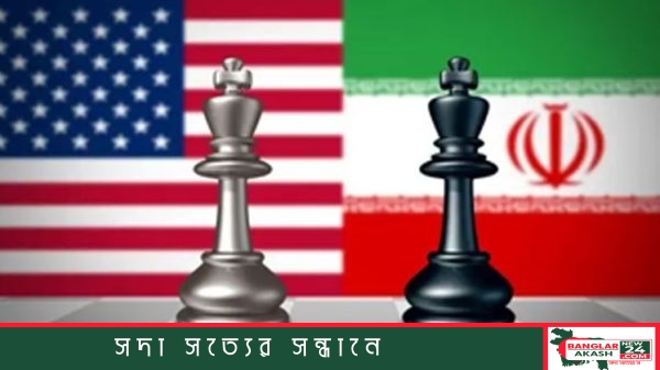 কৌশলগতভাবে গুরুত্বপূর্ণ হরমুজ প্রণালী দিয়ে চলাচলকারী একটি তেলবাহী ট্যাঙ্কার।