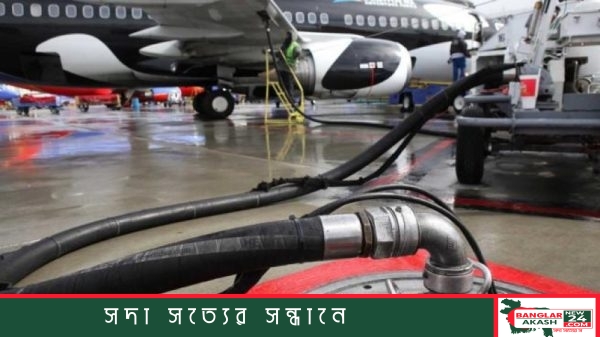 শাহজালাল আন্তর্জাতিক বিমানবন্দরের রানওয়েতে দাঁড়িয়ে থাকা একটি উড়োজাহাজে চালিত জ্বালানি রিফুয়েলিং প্রক্রিয়া।