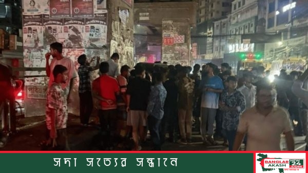 মগবাজার ওয়্যারলেস মোড়ে কাভার্ডভ্যানের ধাক্কায় ক্ষতিগ্রস্ত সিএনজি অটোরিকশা ও মোটরসাইকেল।