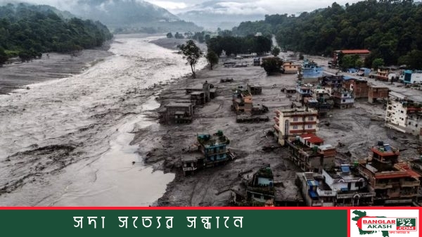 নেপালের পাহাড়ি অঞ্চলে প্লাবিত ঘরবাড়ি ও কাদার নিচে চাপা পড়া একটি বসতবাড়ির দৃশ্য।