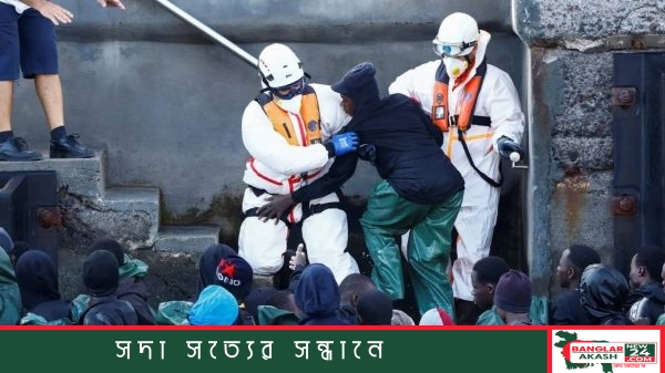 স্পেনের ক্যানারি দ্বীপপুঞ্জের কাছে সাগরে উদ্ধার অভিযান ও পানিশূন্যতায় ভোগা অভিবাসীদের সেবা দিচ্ছেন রেড ক্রস সদস্যরা