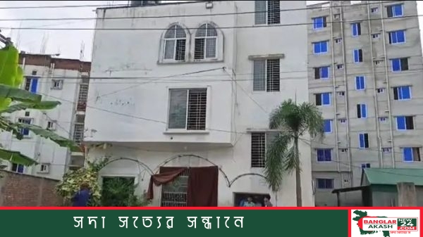 সাভারের মারকাযুল উলুম আশ-শরইয়্যাহ মাদরাসা ভবনের বাইরের দৃশ্য ও পুলিশের অভিযানের প্রতীকি চিত্র