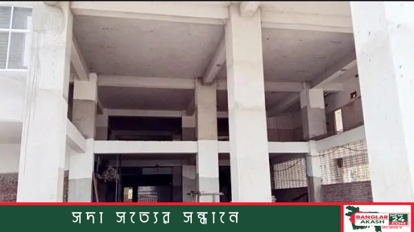 খুলনা জেনারেল (সদর) হাসপাতালের বারান্দা ও সিঁড়ির মেঝেতে শুয়ে রোগীদের চিকিৎসা নেওয়ার দৃশ্য।