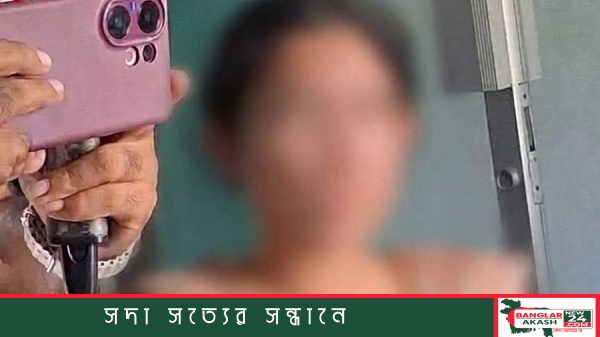 কোটালীপাড়ায় সোনালী ব্যাংকের কার্যালয়ে কম্পিউটার স্ক্রিনের সামনে দায়িত্ব পালন করছেন হেনস্তার শিকার নারী কর্মকর্তা ফৌজিয়া হক।