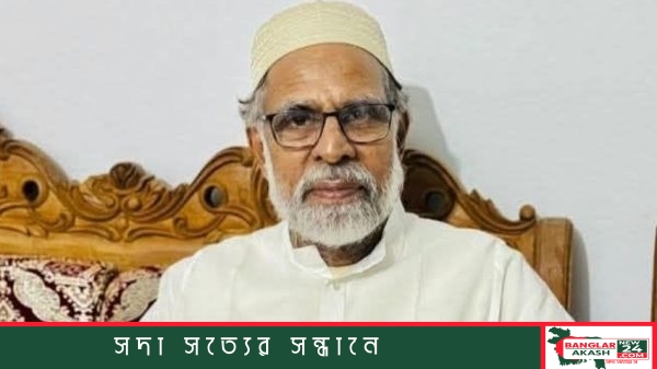 বরিশালের আগৈলঝাড়ায় নিজ বাসভবন থেকে গ্রেপ্তার হওয়া বীর মুক্তিযোদ্ধা ও সাবেক উপজেলা চেয়ারম্যান আব্দুর রইচ সেরনিয়াবাত।