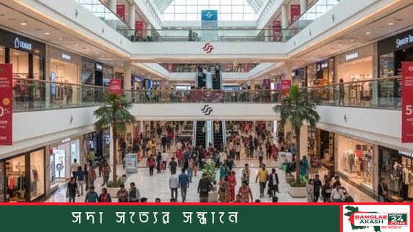 রাজধানী ঢাকার একটি বন্ধ শপিং মলের মূল ফটক ও সারিবদ্ধ দোকানপাটের দৃশ্য।