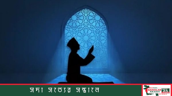 একটি দৃষ্টিনন্দন মসজিদের গম্বুজ ও মিনারের দৃশ্য এবং তার ওপর ডিজিটাল ঘড়ির কাটায় নামাজের সময়সূচি।