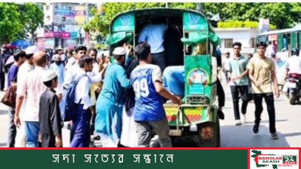 ফরিদপুর মেডিকেল কলেজ হাসপাতালের মূল প্রবেশপথে সারিবদ্ধভাবে দাঁড়িয়ে থাকা ইজিবাইক ও অ্যাম্বুলেন্সের ভিড়।