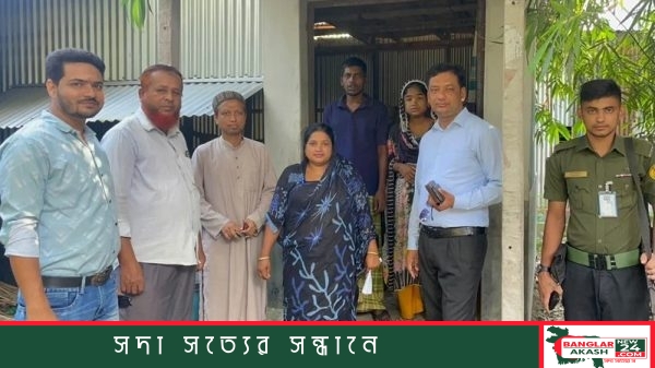 একটি জরাজীর্ণ গোয়ালঘরের সামনে দাঁড়িয়ে থাকা অসহায় দম্পতি এবং পাশে উপজেলা প্রশাসন কর্তৃক তাঁদের নতুন ঘর নির্মাণের দৃশ্য।