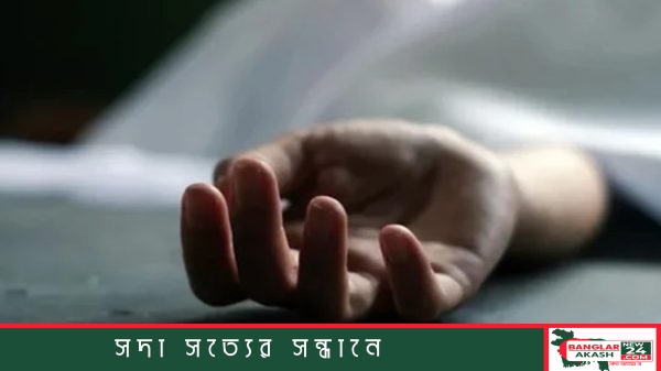নদীর তীরে পড়ে থাকা একটি মরদেহের সুরতহাল প্রতিবেদন তৈরি করছে নৌ-পুলিশ ও উদ্ধারকারী দল।