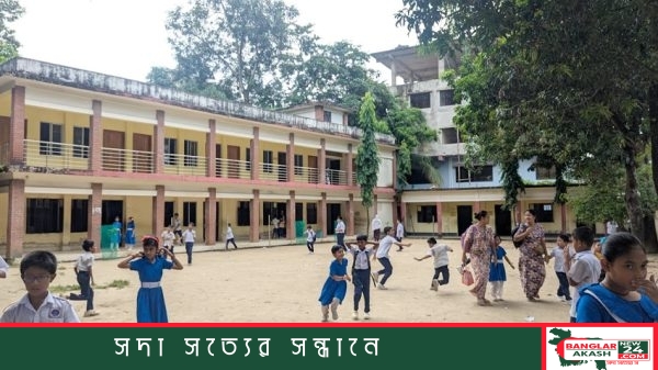 পাহাড়ি এলাকার একটি প্রাথমিক বিদ্যালয়ের শ্রেণিকক্ষে শিক্ষার্থীদের পাঠদান করছেন শিক্ষক, প্রধান শিক্ষকের কক্ষটি খালি পড়ে রয়েছে।