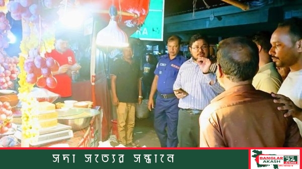 গাইবান্ধার পলাশবাড়ীতে সড়ক ও ফুটপাতের অবৈধ দোকানপাট সরিয়ে নিতে মাইকিং ও ব্যবসায়ীদের নির্দেশনা দিচ্ছেন পৌর প্রশাসক।