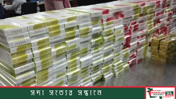 কাস্টমস গোয়েন্দাদের হাতে জব্দকৃত বিপুল পরিমাণ চোরাই সিগারেট এবং রাজস্ব ফাঁকি দেওয়া নকল তামাকজাত পণ্যের চিত্র।