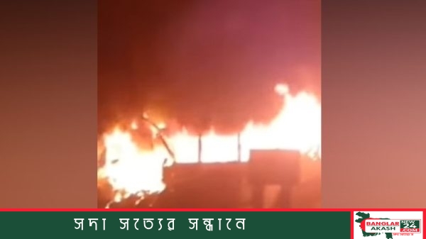 ফরিদপুরের করিমপুর হাইওয়ে থানার সামনে পার্কিং করে রাখা জব্দকৃত বাসে আগুন